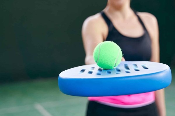 Le padel : zoom sur ses règles, ses bienfaits pour la santé, et les équipements nécessaires